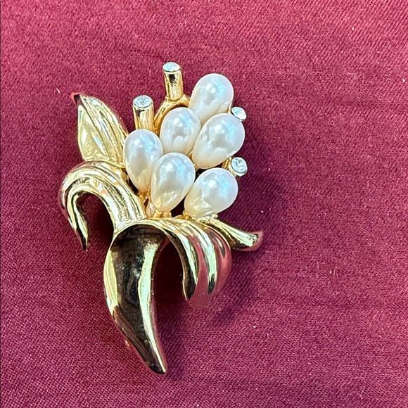 Elegant Gold and Pearl Brooch - Picture 2 of 3